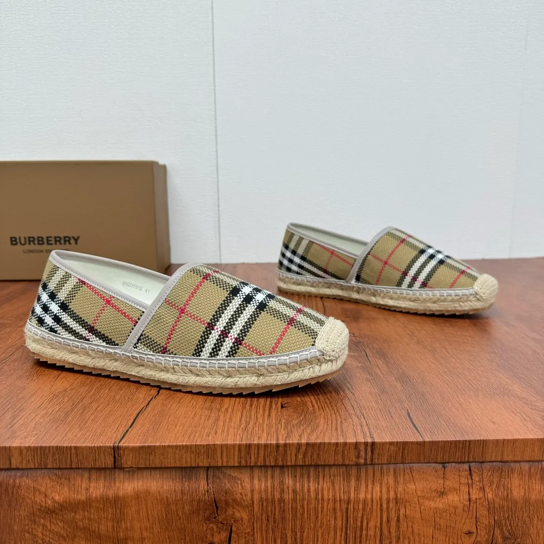 Batch 600 Burberry/Burberry new summer men's embroidered straw fisherman shoes, cool slip-on straw shoes! Encounter British fashion with Burberry espadrilles, a perfect blend of classic and fashionable. The unique printing on the upper is a manifestation of the brand's style. Every color and every pattern tells the story of England. Straw soles bring a natural texture, comfortable and chic. Whether you are strolling in the city streets or heading to the beach for vacation, it can add elegance and charm to you, easily become the center of attention, and start your own fashion journey. Classic knitted canvas upper, with thin calfskin lining suitable for summer, straw lining, genuine leather patch at the bottom of the heel, hemming technology, and Mark stitching details! Anti-slip rubber bottom layer, integrated injection molding of large LOGO letters and badges, multiple colors and styles to choose from, complete package! Size: 39-40-41-42-43-44 Normal size Item number: 2025-5 knitted brown